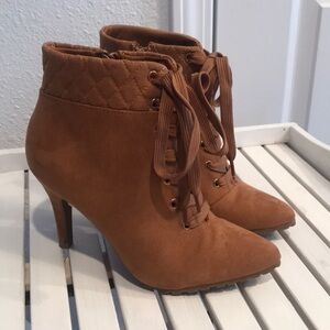 Me too brand size 5.5M zipper closure booties- NWT